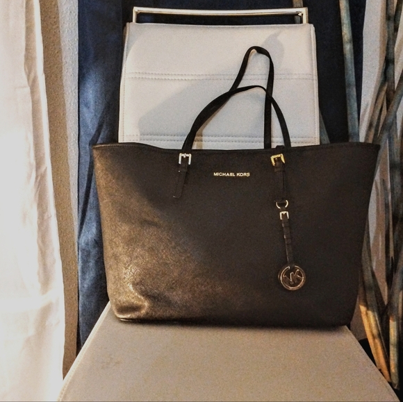 Michael Kors Handbags - MICHAEL KORS Large Tote GUC Black